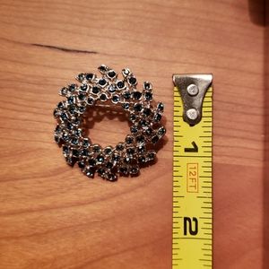 Blue Stone Wreath-shaped Pin
